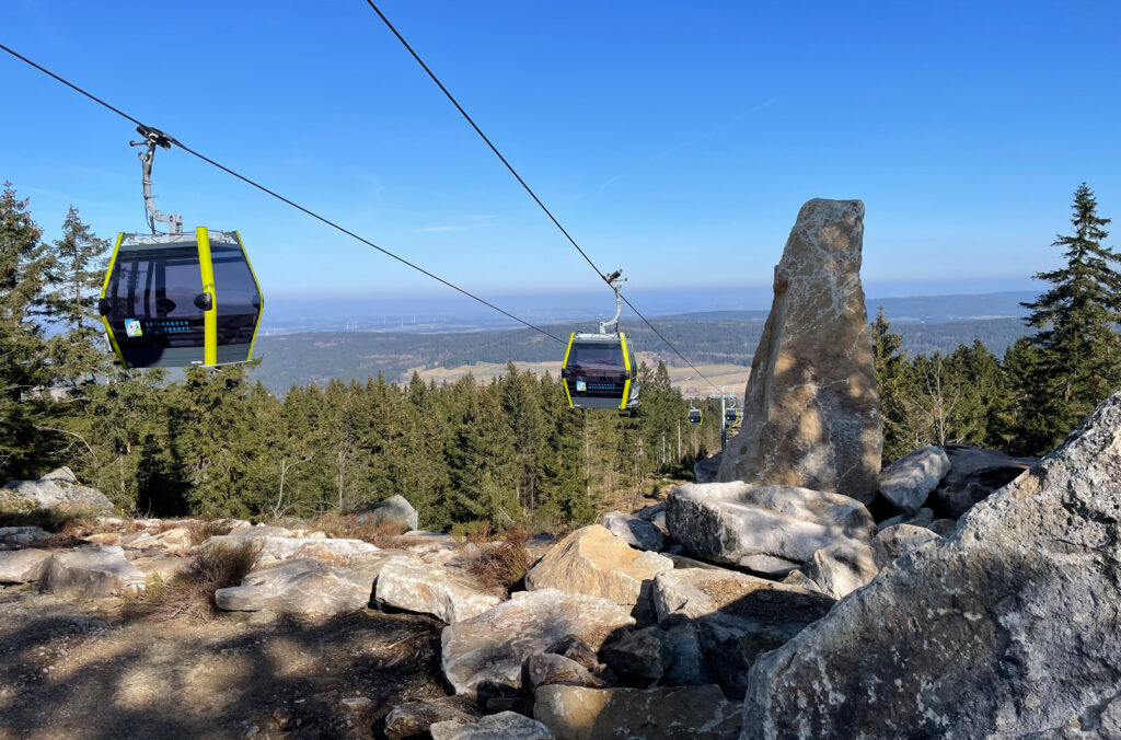 Zu sehen ist die Seilbahn zum Berggipfel Ochsenkopf in der Erlebnisregion mit den vier Gemeinden Fichtelberg, Bischofsgrün, Warmensteinach und Mehlmeisel. Gäste werden in barrierefreien 10er Gondeln auf den Gipfel transportiert.