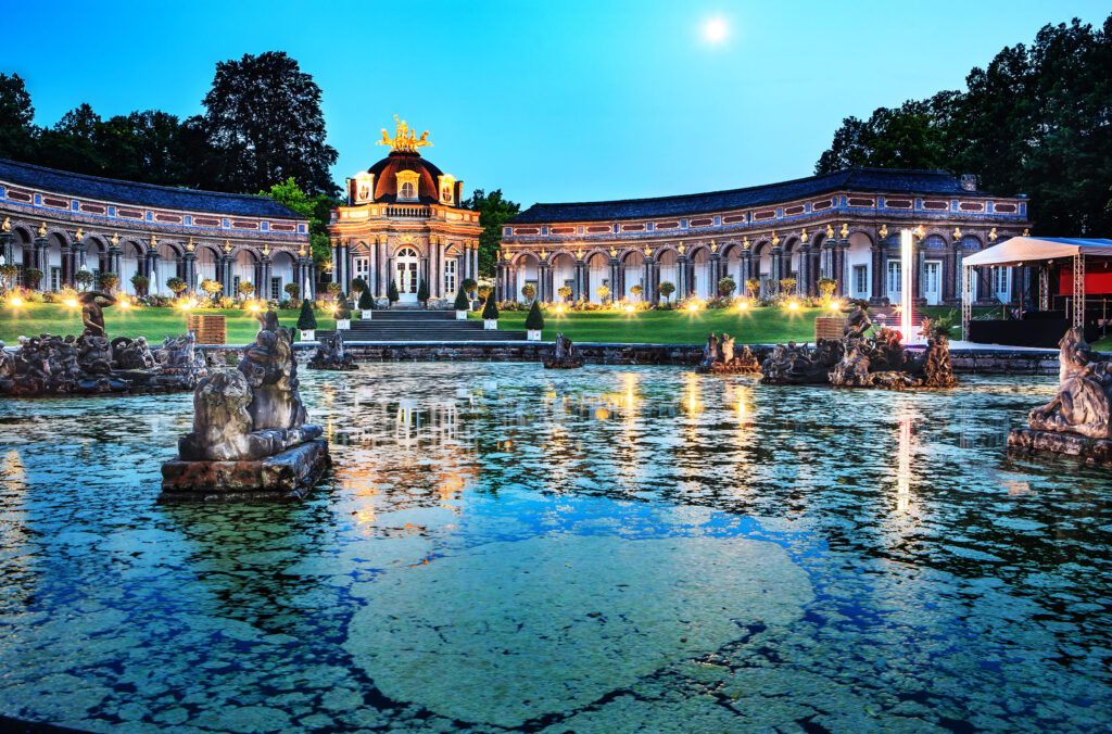 Ein Ausflugstipp für Ihren Urlaub in der Ferienwohnung Siebenstern in Fichtelberg ist die Eremitage in Bayreuth, eine barocke Parkanlage mit prunkvollen Wasserspielen, dem Neuen Schloss und kunstvoll gestalteten Gärten, die im 18. Jahrhundert als höfischer Rückzugsort der Markgrafen entstand.