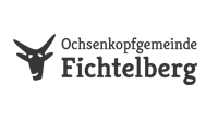 Logo der Ochsenkopfgemeinde Fichtelberg in Grau. Abgebildet ist ein stilisierter Ochsenkopf sowie der Schriftzug "Ochsenkopfgemeinde Fichtelberg" in zwei Zeilen. Fichtelberg gehört zur Erlebnisregion Ochsenkopf im Hohen Fichtelgebirge.